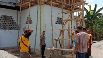 Kapolres Luwu Utara Bersama Masyarakat Desa Pandak Melaksanakan Giat Gotong Royong