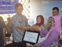 Wujud Apresiasi, Ombudsman RI Sulbar Berikan Penghargaan kepada Lima ASN