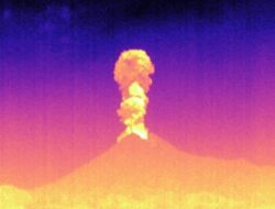 Malam Ini Gunung Merapi Erupsi Lagi