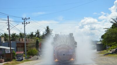 Polres Mamuju Utara Semprot Disinfektan Bersama Forkopimda