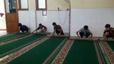Senkom Surakarta Lakukan Penyemprotan Disinfektan di Masjid dan Sekolahan