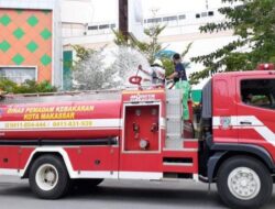 Hari Ini, 14 Damkar Makassar Semprot Disinfektan di 14 Lokasi
