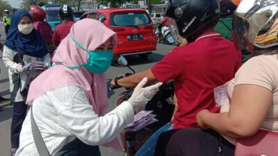 Cegah Penyebaran Covid-19, LDII Sulsel Bagikan Masker ke Pengguna Jalan