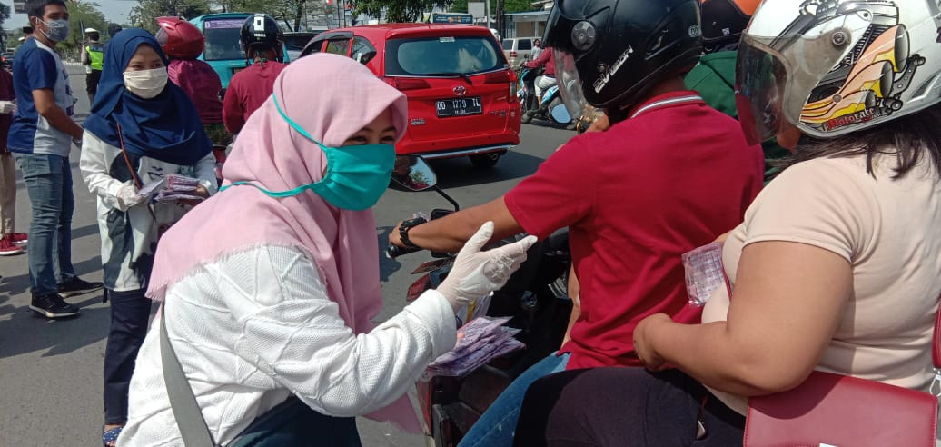 Cegah Penyebaran Covid-19, LDII Sulsel Bagikan Masker ke Pengguna Jalan
