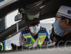 Cek Poin PSBB, Petugas Ditodong Pisau oleh Pensiunan Militer