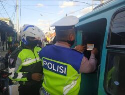 Satlantas Polres Kepulauan Aru Berbagi Sticker Himbauan Pencegahan Covid-19