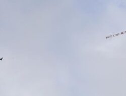 Pesawat Melintas Bertuliskan ‘White Lives Matter’ di Laga Man City vs Burnley