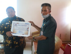Kunjungi Disdukcapil Polman, Ombudsman Sulbar Serahkan Tanda Terima Kasih