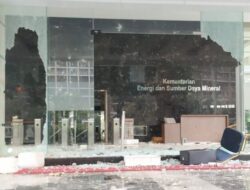 Polisi Tangkap 10 Pelaku Penjarahan dan Perusakan di Kantor Kementerian ESDM