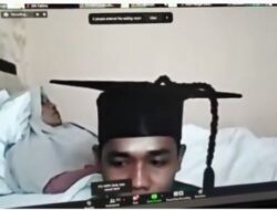 Haru! Lulusan FTI UMI Wisuda Online Sambil Temani Ibu yang Sakit