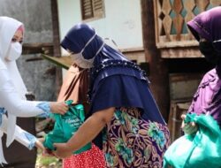 Ketua BKMT Aceh Bagi Sembako untuk Pemulung Gampong Jawa