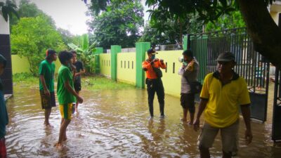 Bhabinkamtibmas Samata Bersama Senkom Tinjau Lokasi Banjir
