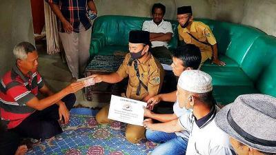 Gamaru Bantu Biaya Pengobatan Warga Kurang Mampu