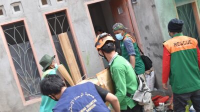 Recovery Pasca Gempa, Tim Rescue Wahdah Bantu Bersihkan Rumah Warga