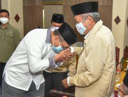 Bertemu Sang Guru Semasa SMA, Gubernur NTB Cium Tangan