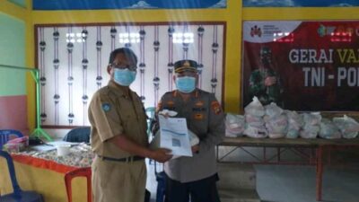 Usai Vaksinasi, Warga LDII Terima Bantuan Sembako dari Polda Papua Barat
