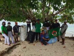 Sakoda SPN bersama Bank Sampah UKM Unipa Bersihkan Pulau Lemon