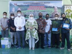 Bupati Mamuju Serahkan Bantuan Hibah Senilai Milyaran kepada Masyarakat