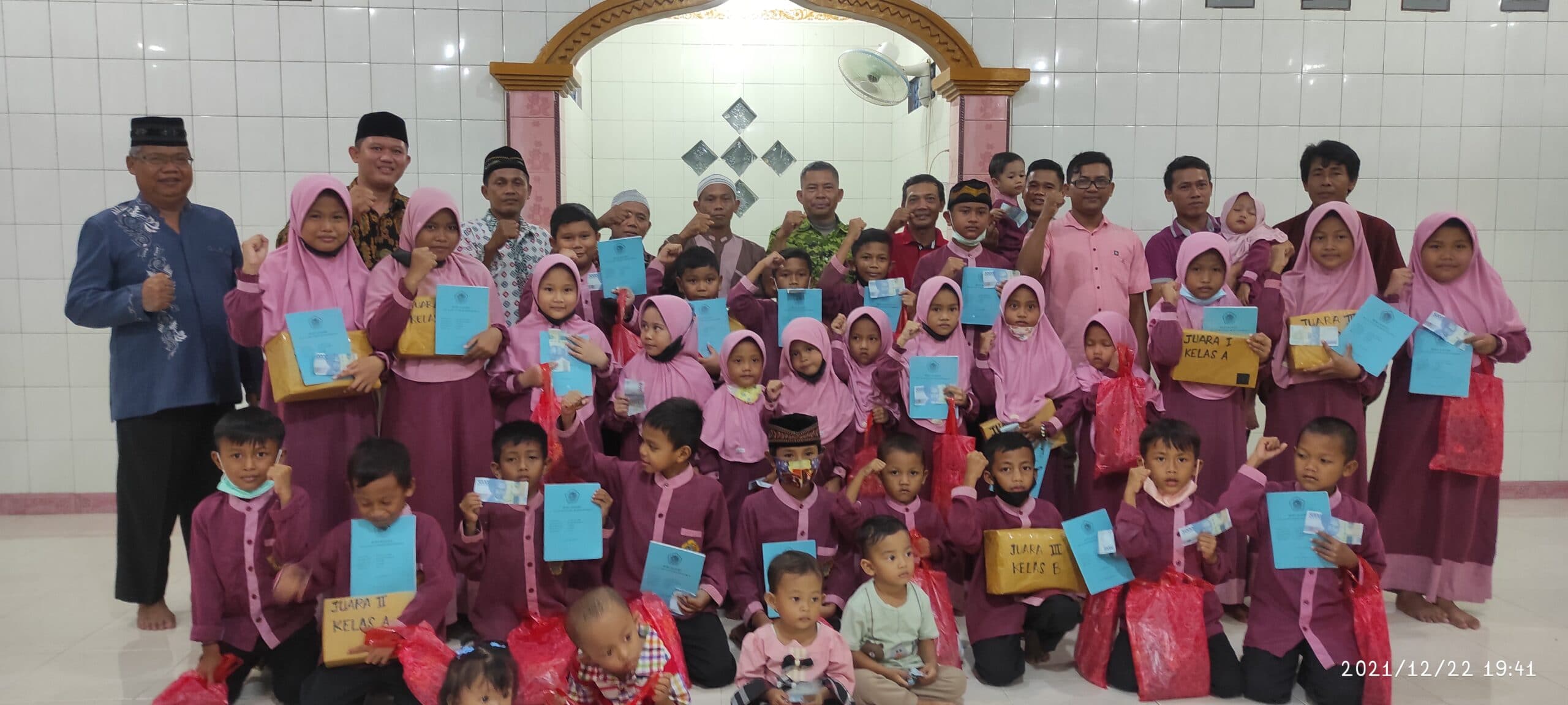 Santri TPA Al-Muttaqin bersama Pengurus PAC LDII Kelurahan Bumiwonorejo Nabire