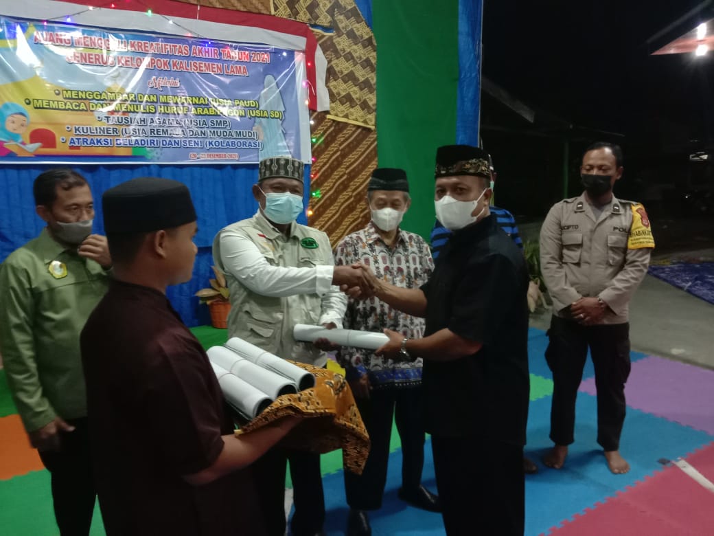 Penyerahan Kalender LDII Tahun 2022 kepada Tamu Undangan