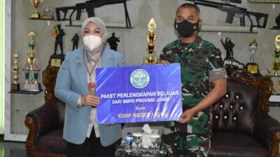 Terima Bantuan Paket Perlengkapan Belajar untuk Anak Papua, Danyonif R 142/KJ: Terima Kasih BMPD Jambi