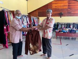 Bantu Sesama, LDII Mimika Bagikan Ratusan Pakaian Layak Pakai