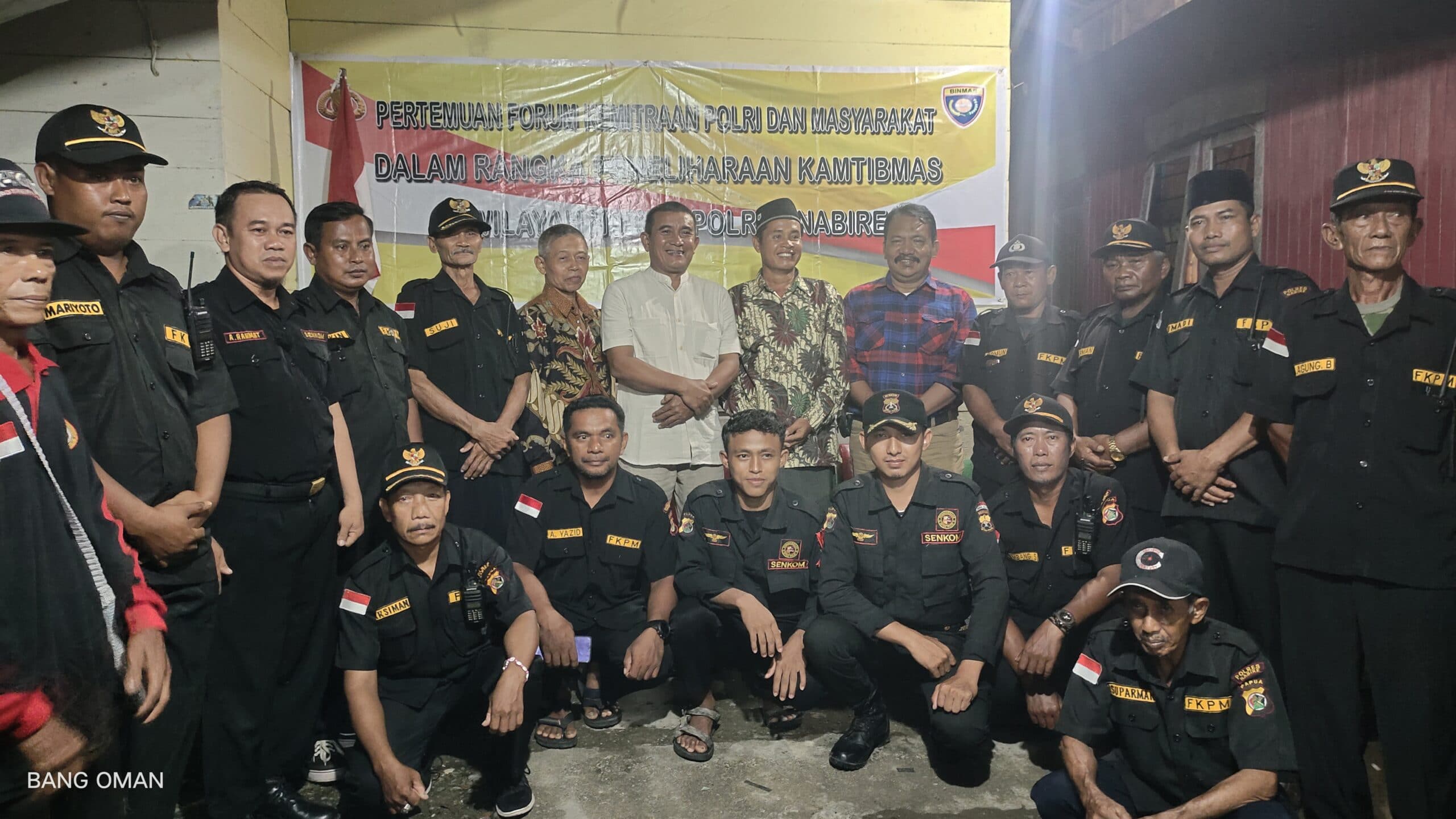 Anggota Senkom Mitra Polri Nabire bersama FKPM Kampung Kalisemen