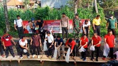 Bersama Bupati, Pengurus LDII Badung Lepas Ribuan Benih Ikan di Mengwi