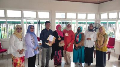 Ketua MT Ukhuwah UMI Serahkan Beasiswa Pendidikan kepada Maba UMI