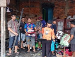 Senkom Rescue Jambi Bersihkan Puing-puing Bangunan Pasca Musibah Kebakaran