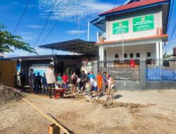 Remaja LDII Kota Manokwari Kerja Bakti Bersama Warga Sekitar Masjid Al-Mubarok