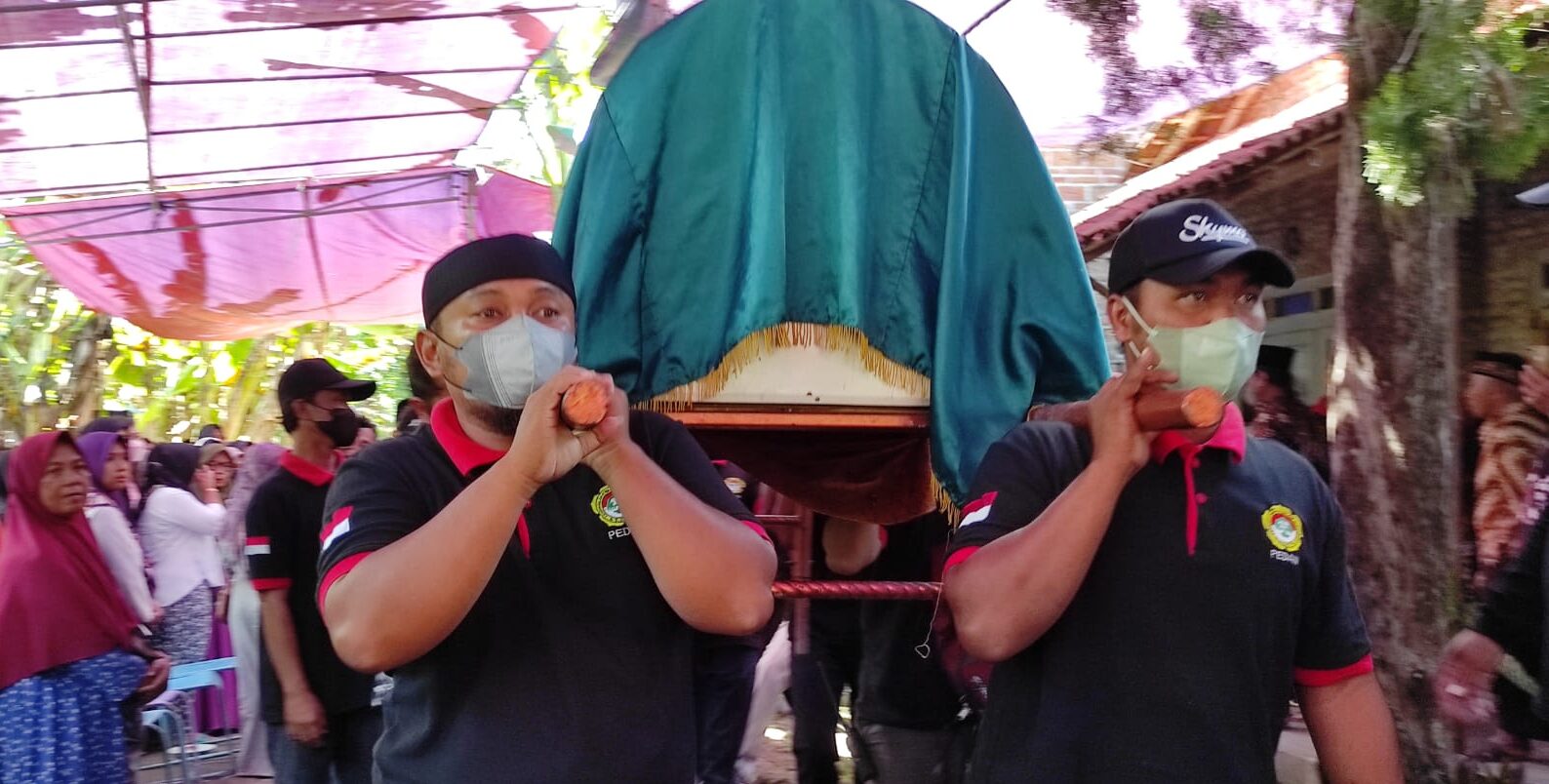 Senkom Mitra Polri Kecamatan Pedan Bersama Satgas LDII Bantu Prosesi Pemakaman Warga