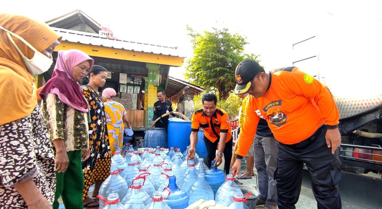 Dampak El Nino, Senkom Rescue Klaten Bersama TNI-Polri Bagikan Ribuan Liter Air Bersih